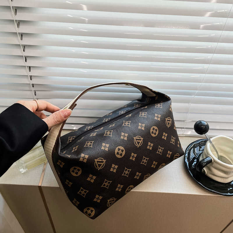 Free Shipping Designer Luxury Makeup Bag Women's Mini Handbag Storage Bag Wash Bag Portable Travel Bag New Casual Mobile Phone Bag