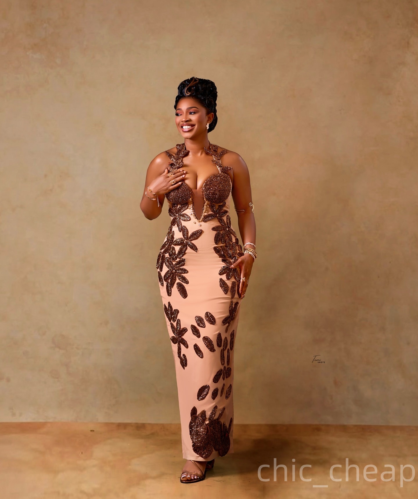 2025 Plus Size Champagne Sheath Mother Of Bride Dresses Satin Halter Beaded Lace Evening Party Mama's Dress Vintage Birthday Wedding Guest Groom 