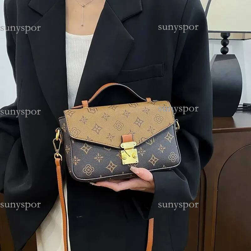 Designer 2025 new tote crossbody shoulder fashionable and high-quality handbag versatile bag essential fashion bags