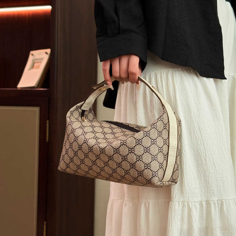 Free Shipping Designer Luxury Makeup Bag Women's Mini Handbag Storage Bag Wash Bag Portable Travel Bag New Casual Mobile Phone Bag