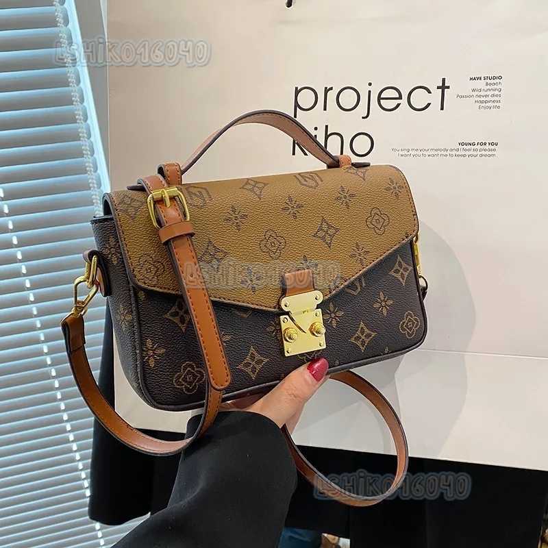 2025 New Designer Fashion Shoulder Bag High Quality Leather Womens Flap Tote Versatile Commuter Letter Printed Black Crossbody Baguette Bag H250818