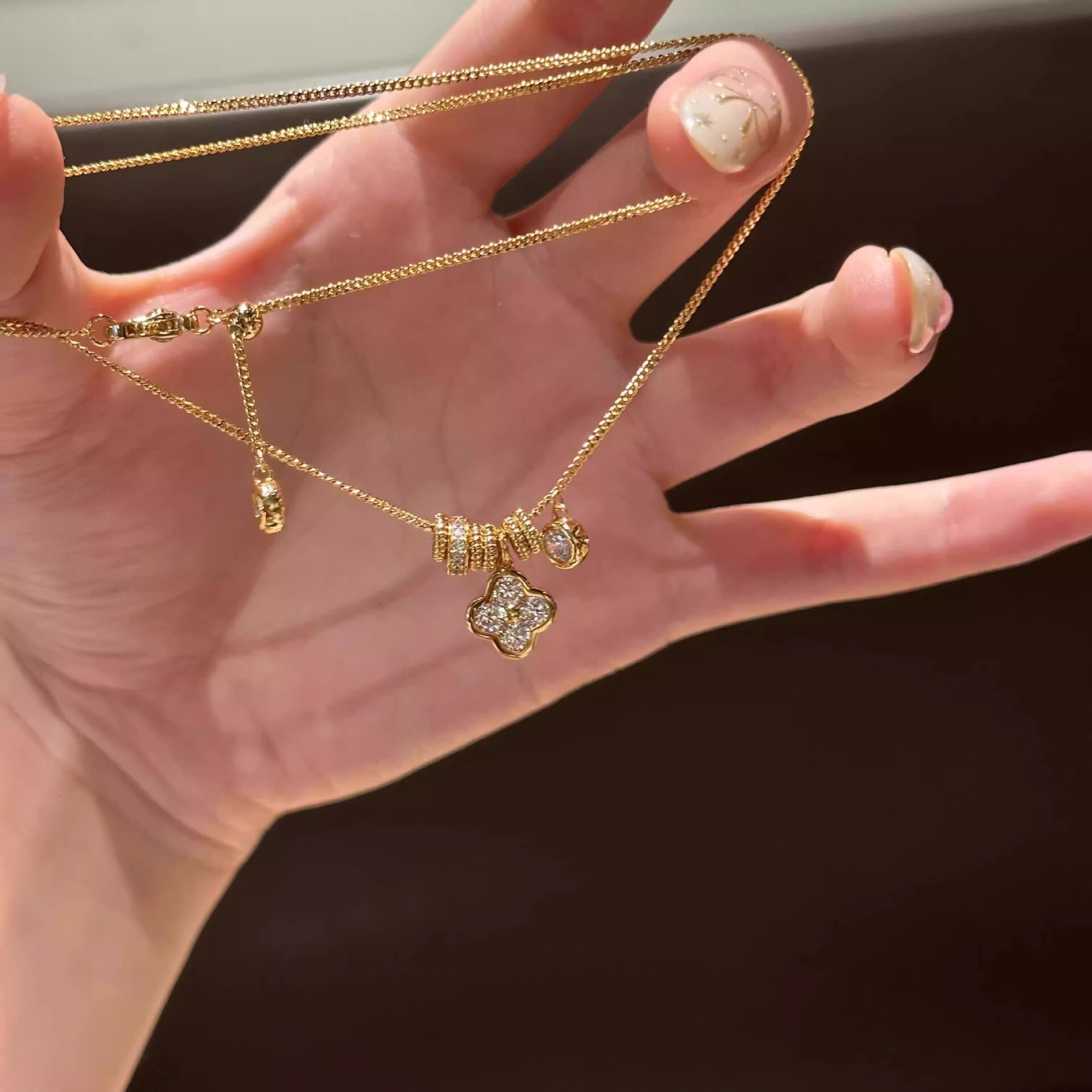 Cool Sensation Running Ring Leaf Flower Necklace for Women 2025 New Design Sense Clavicle Exquisite High-End Neck Chain