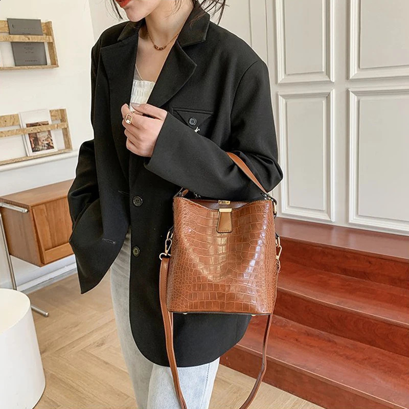 Vintage Alligator Leather Handbag Shoulder Crossbody Bags Fashion Female Bucket Bag Large Capacity Women Tote 250815
