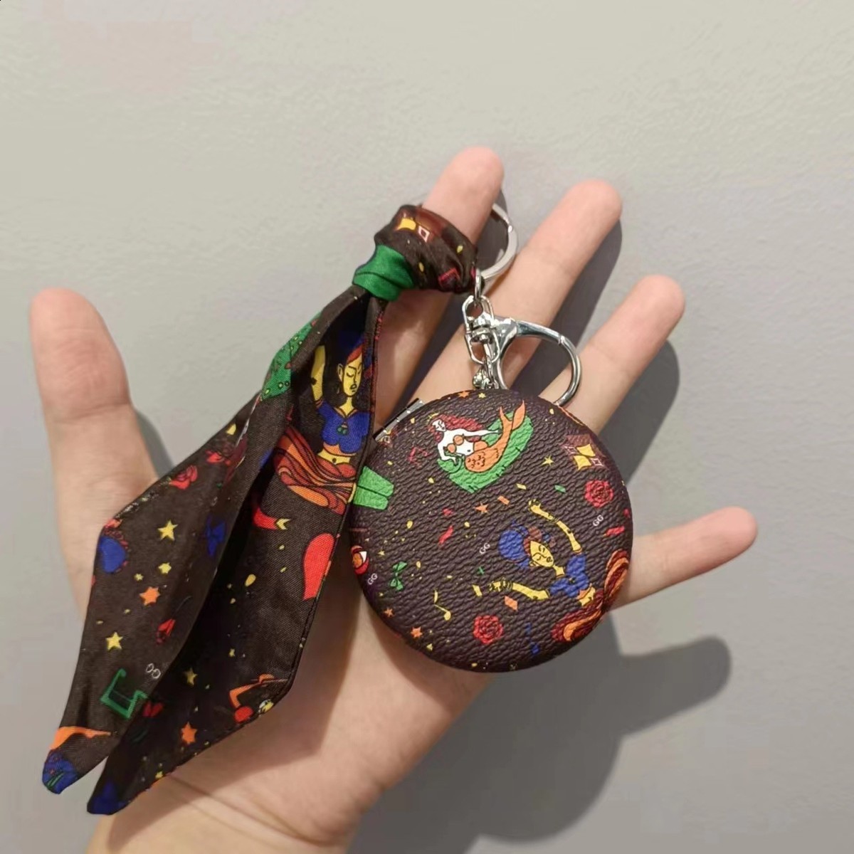 Designer car keychain pendant decorations, mini portable makeup mirrors, and bag accessories 250818