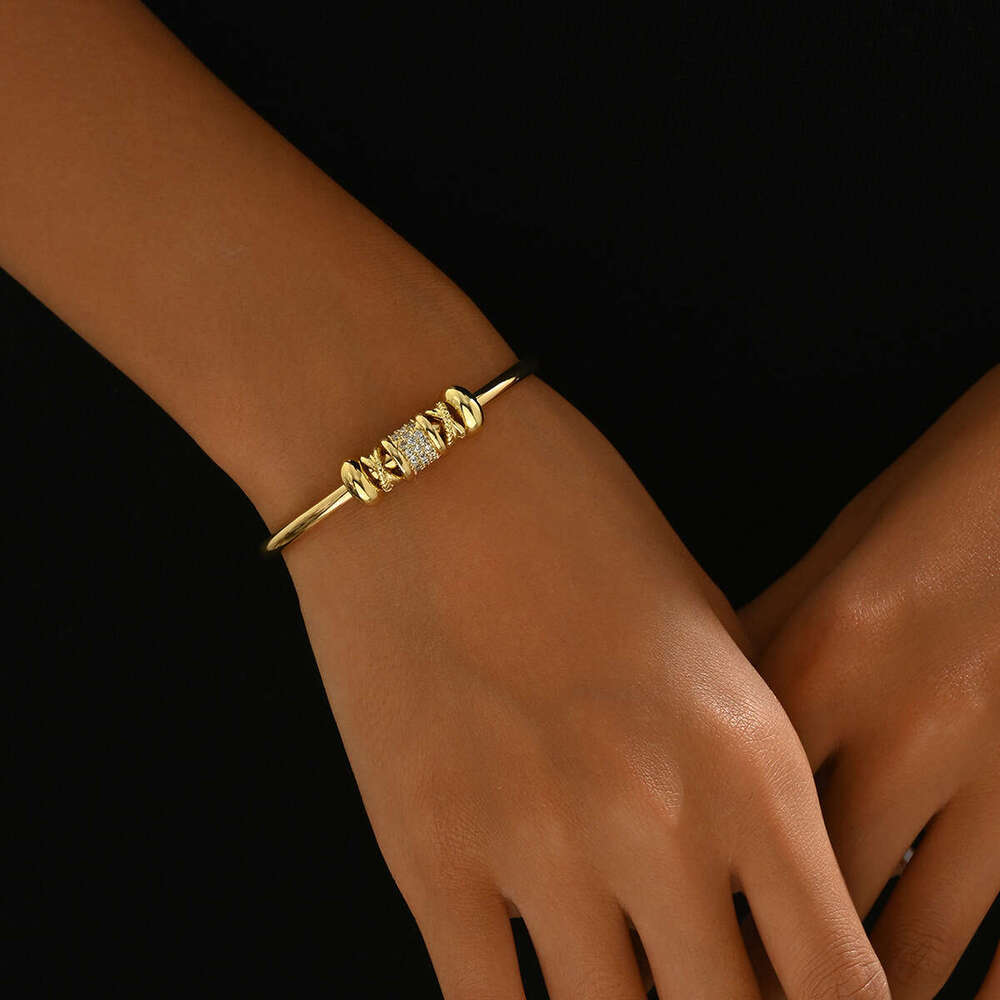 Jewelry Bracelet Korean Style Women's Minimalist Bangle with Unique Inlaid Zircon Geometric Niche Design High-end Jewelry Everyday wear and exqui