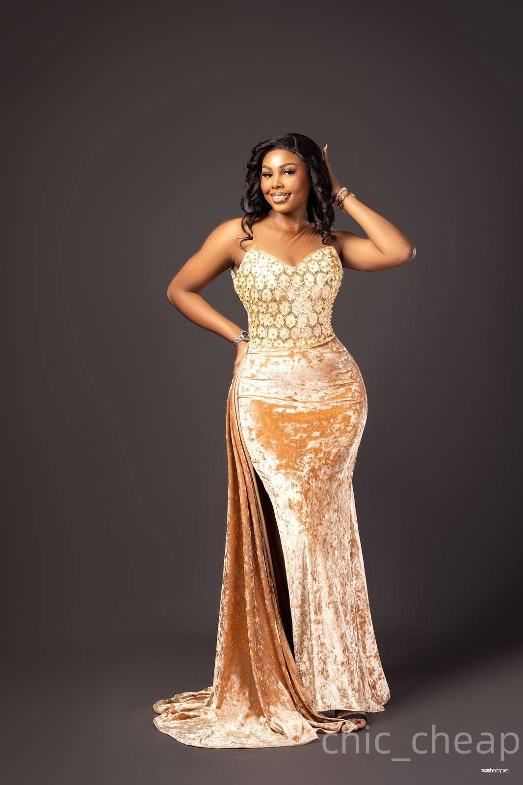 2025 Plus Size Gold Mermaid Mother Of Bride Dresses Lace Beaded Velvet Sheer Neck Evening Party Mama's Dress Vintage Birthday Wedding Guest Groom
