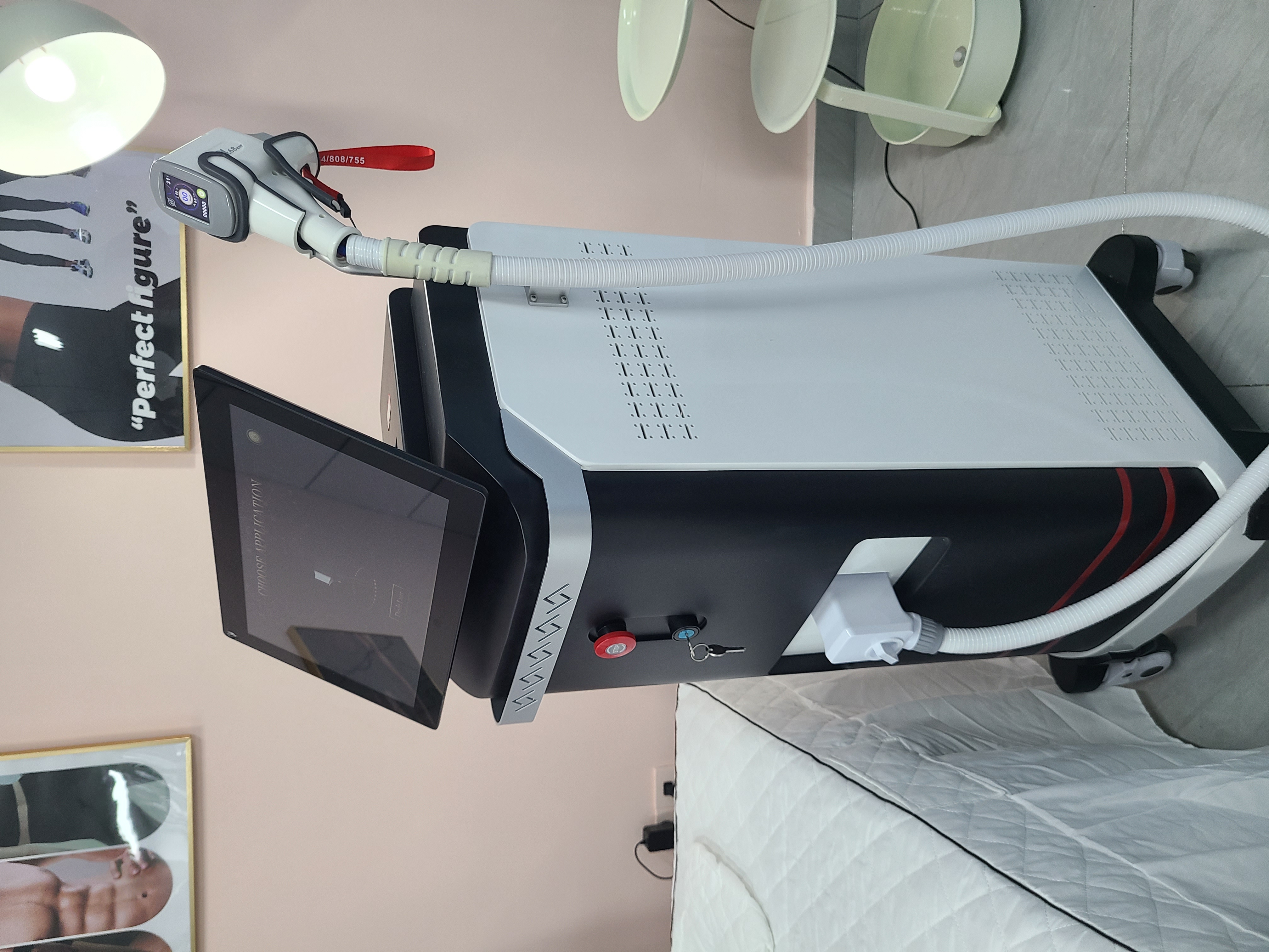 Painless 808nm Diode Laser Hair Removal Equipment Triple Wavelength 755 808 1064 Permanent Hair Reduction Machine For All Skin Types Beauty Salon Use
