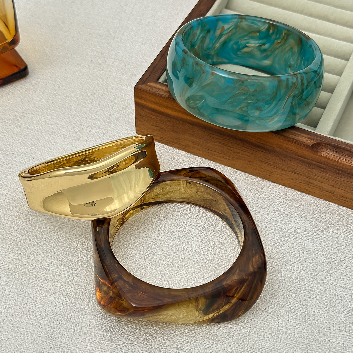 2025 Vintage Marble Swirl Polygon Bangle Iridescent Alloy Bracelet for Women European Retro Statement Arm Cuff