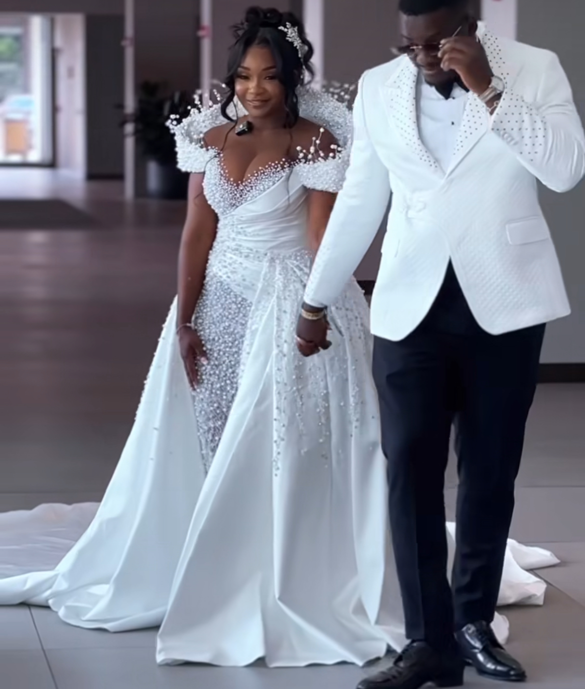 2025 Aso Ebi Plus Size Off White Mermaid Wedding Dress Luxurious Pearls Beaded Sequined Sheer Neck Glamorous Bridal Gowns Dresses ZJ0667