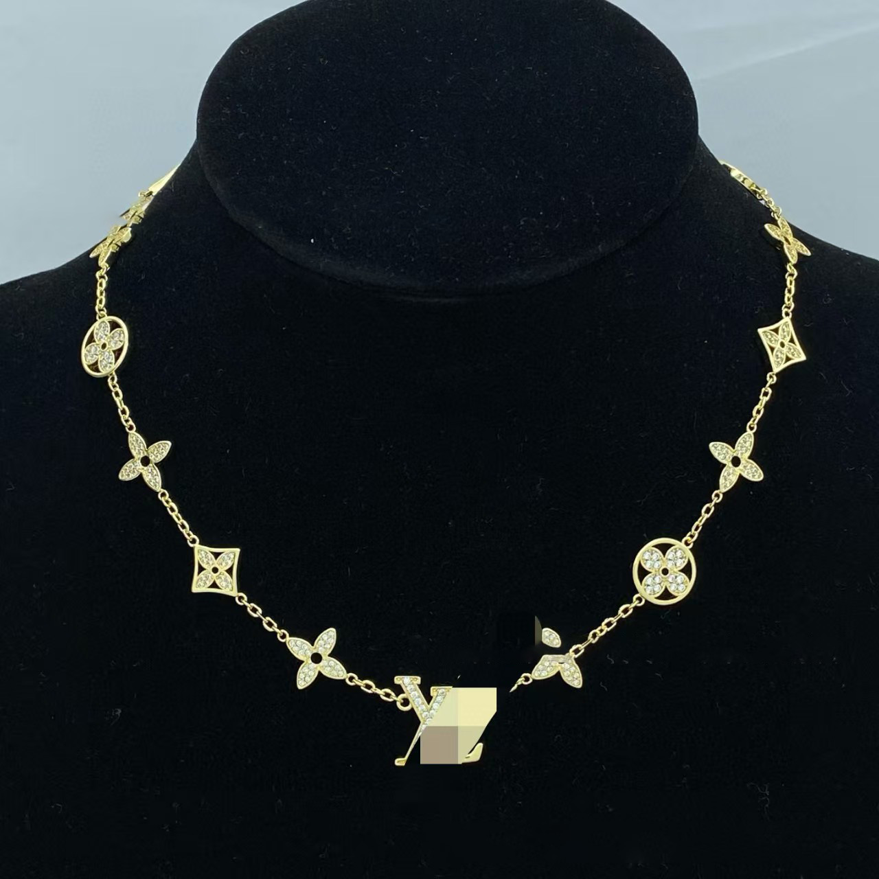 High quality Letter Clover Necklace women designer exquisite flower necklace Pendant Choker brass copper Stainless elegant Luxury Gift Lady jewelry