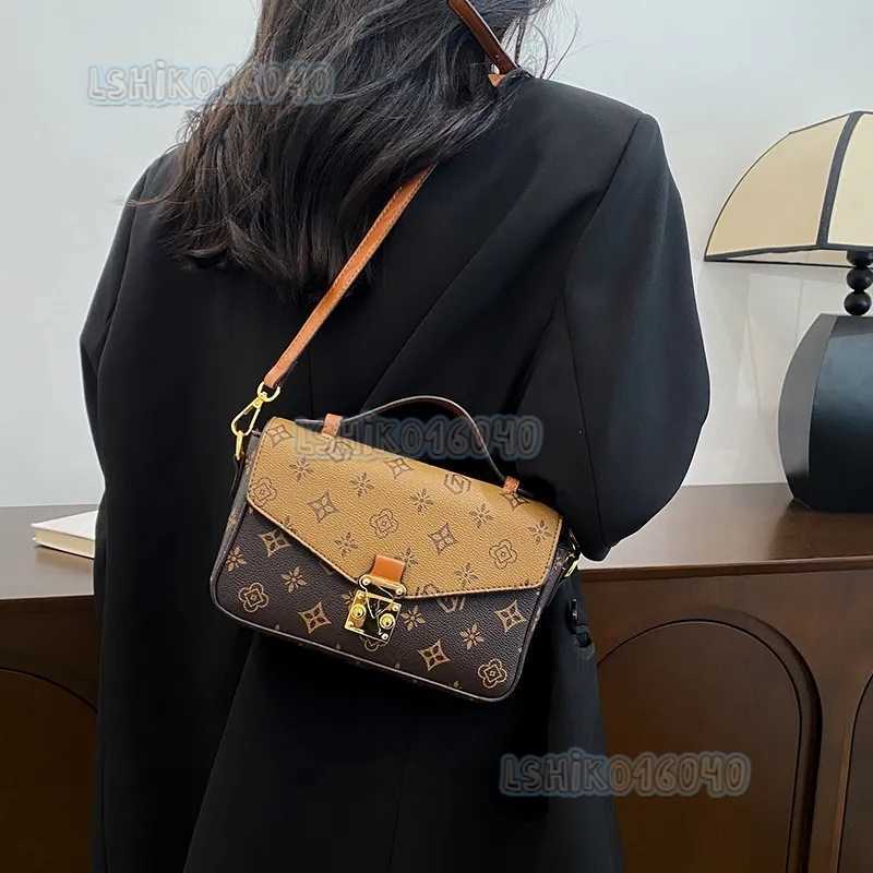 2025 New Designer Fashion Shoulder Bag High Quality Leather Womens Flap Tote Versatile Commuter Letter Printed Black Crossbody Baguette Bag H250818