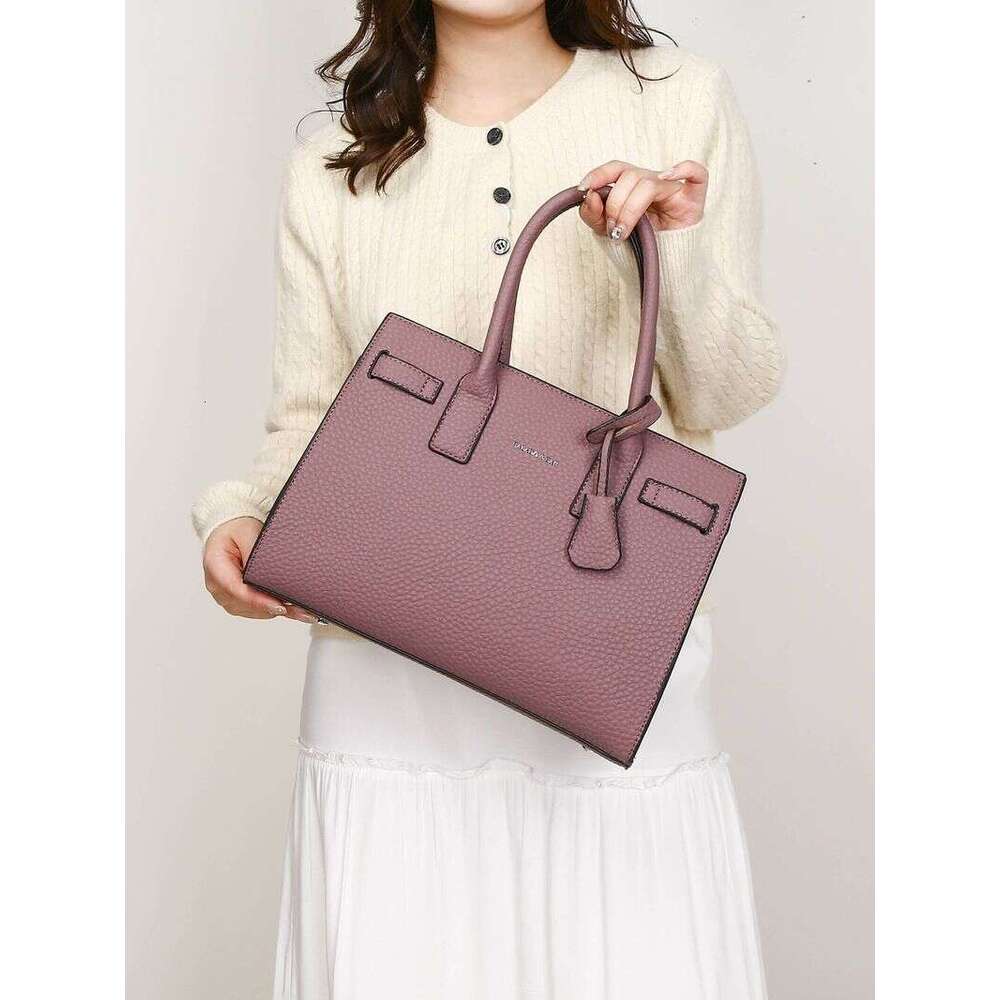 Large handheld commuter women's with a middle compartment, new style, large capacity, light texture bag