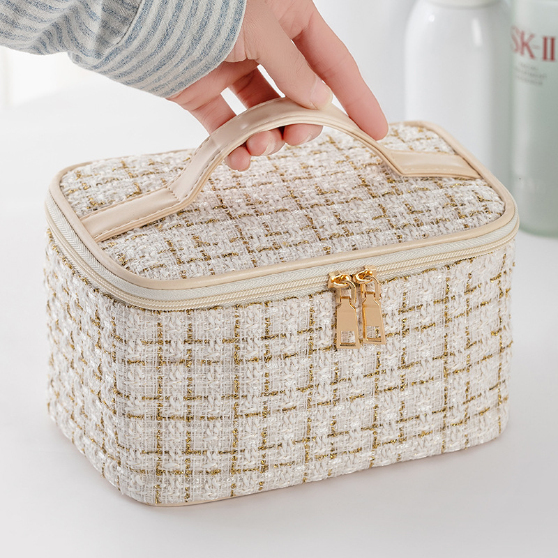 Free Shipping Designer Fashion Women's Makeup Bag New Woolen Small Fragrance Style Large Capacity Handbag Ins Casual Portable Toiletry Storage Ba