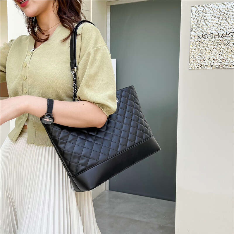 Large Capacity Quilted for Women Summer 2025 New Versatile Fashion Chain Shoulder Handheld Shopping Tote Bag