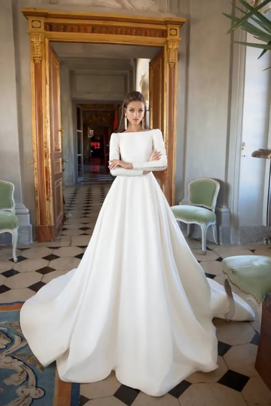 Best Sell Designer Wedding Dresses A Line Satin Backless Sweep Train Long Sleeve Wedding Gowns Bateau Neck Winter Bridal Dress Plus Size