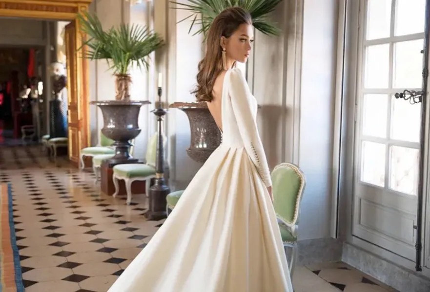 Best Sell Designer Wedding Dresses A Line Satin Backless Sweep Train Long Sleeve Wedding Gowns Bateau Neck Winter Bridal Dress Plus Size