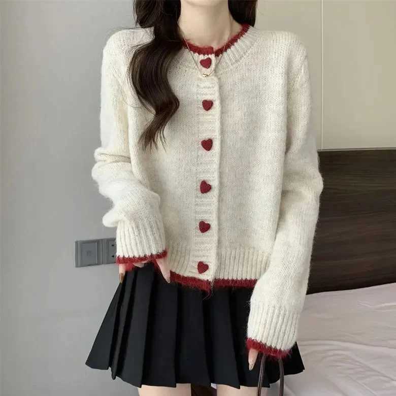 2025 Women Sweater Coat Autumn Winter New Design Color Block Heart Button Knit Cardigan Short Sweater Top XJ250819