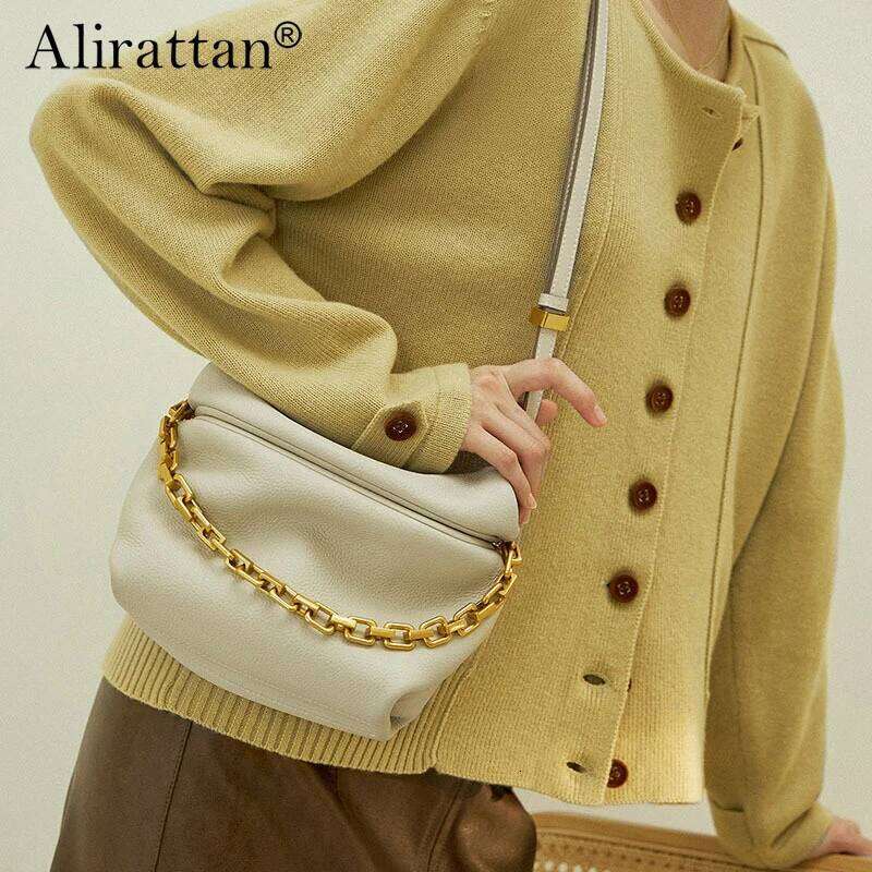 Alirattan 2025 New Women's Leather Pleated Cloud Fashion Chain Dumpling Shoulder Crossbody Bag