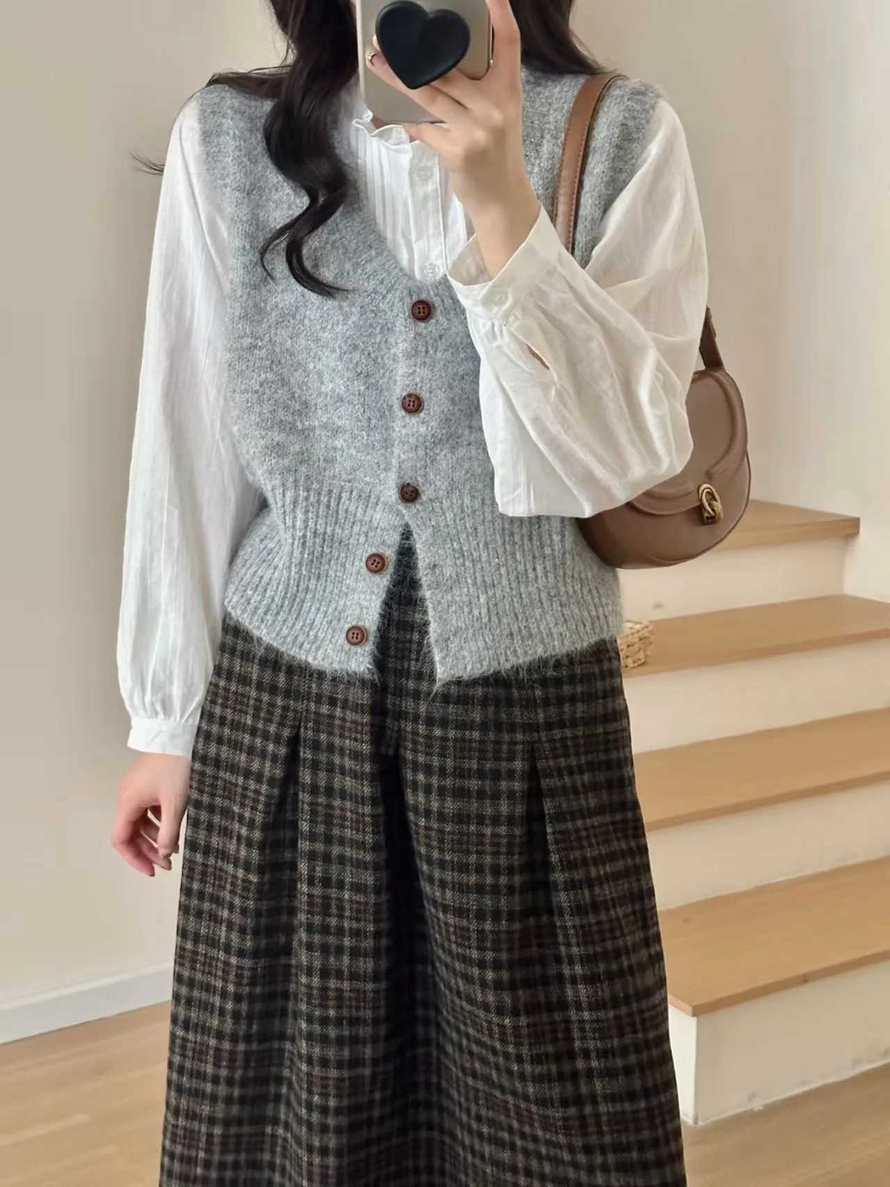 Sweater Vest Women Single Button Knitted Sweaters Korean Style Fashion V Neck Cashmere Sweater Autumn 2025 Outerwear Tops Women XJ250819