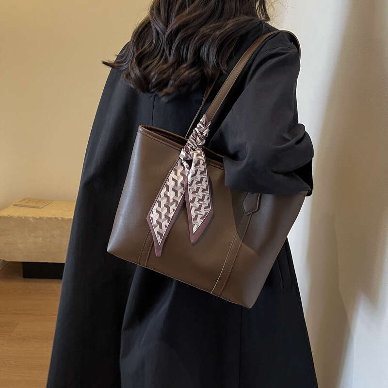 Korean version the tote sense of large capacity. The Maillard bag has a niche design that is simple and