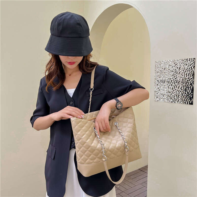 Large Capacity Quilted for Women Summer 2025 New Versatile Fashion Chain Shoulder Handheld Shopping Tote Bag