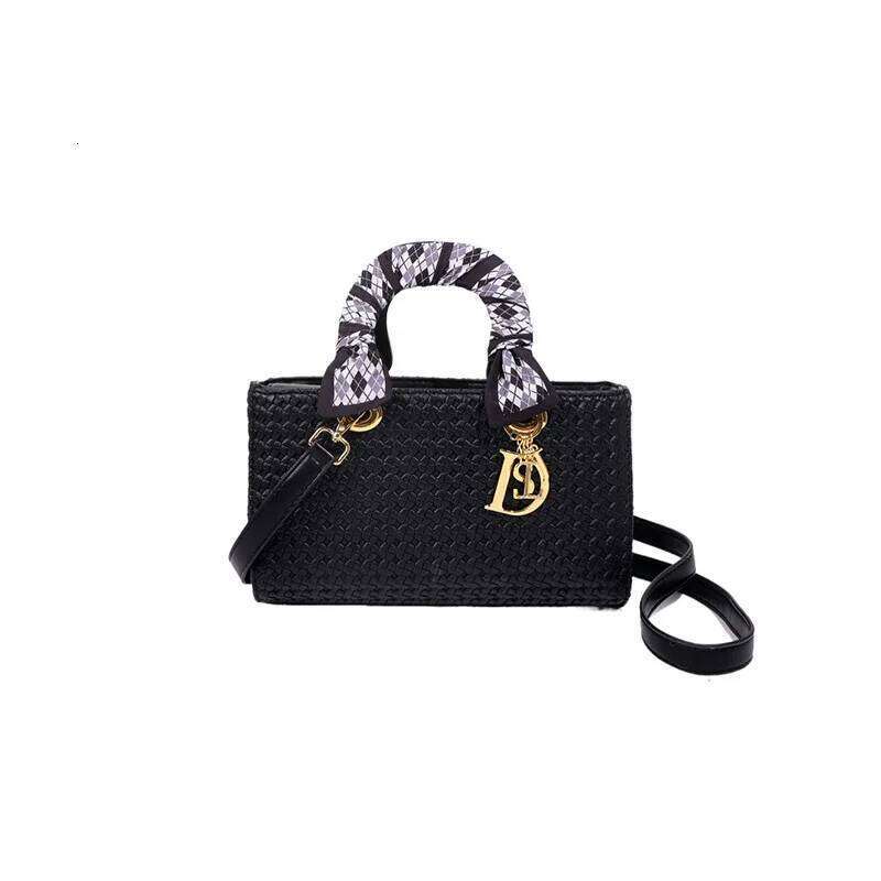 Designer Luxury Premium Textured Shoulder Retro Princess Diana Messenger Bag For Women Fashionable Commuter Purse With Luxe Casual Style