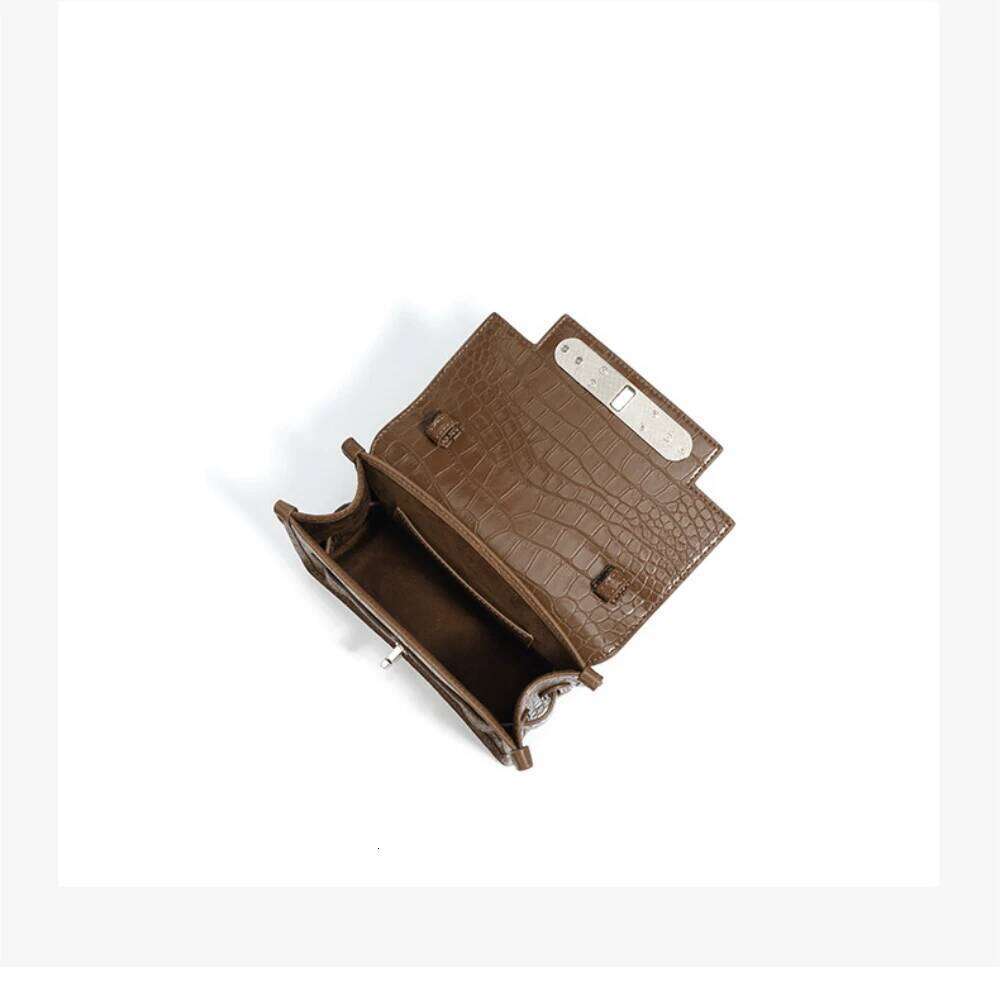 New Spring Green Pig Nose Design Flap Messenger Cow Leather Crocodile Pattern Women Crossbody Shoulder Bag Small Purse