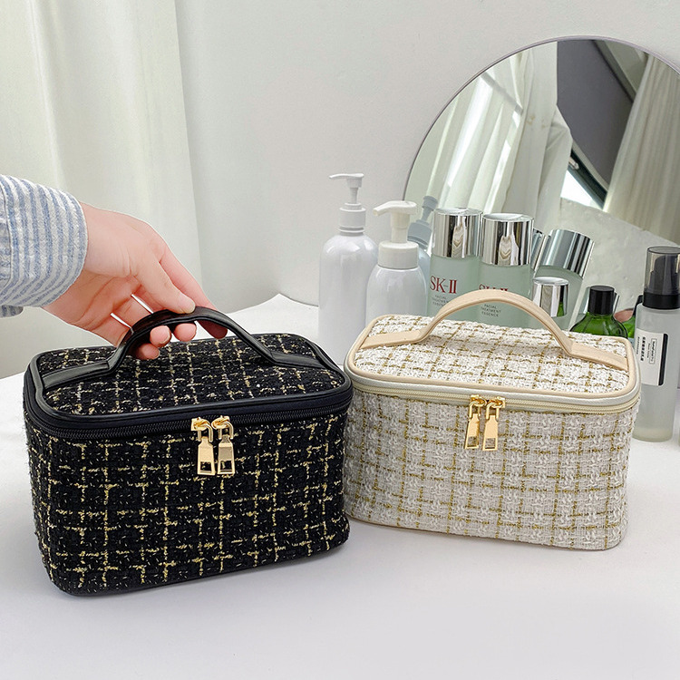 Free Shipping Designer Fashion Women's Makeup Bag New Woolen Small Fragrance Style Large Capacity Handbag Ins Casual Portable Toiletry Storage Ba