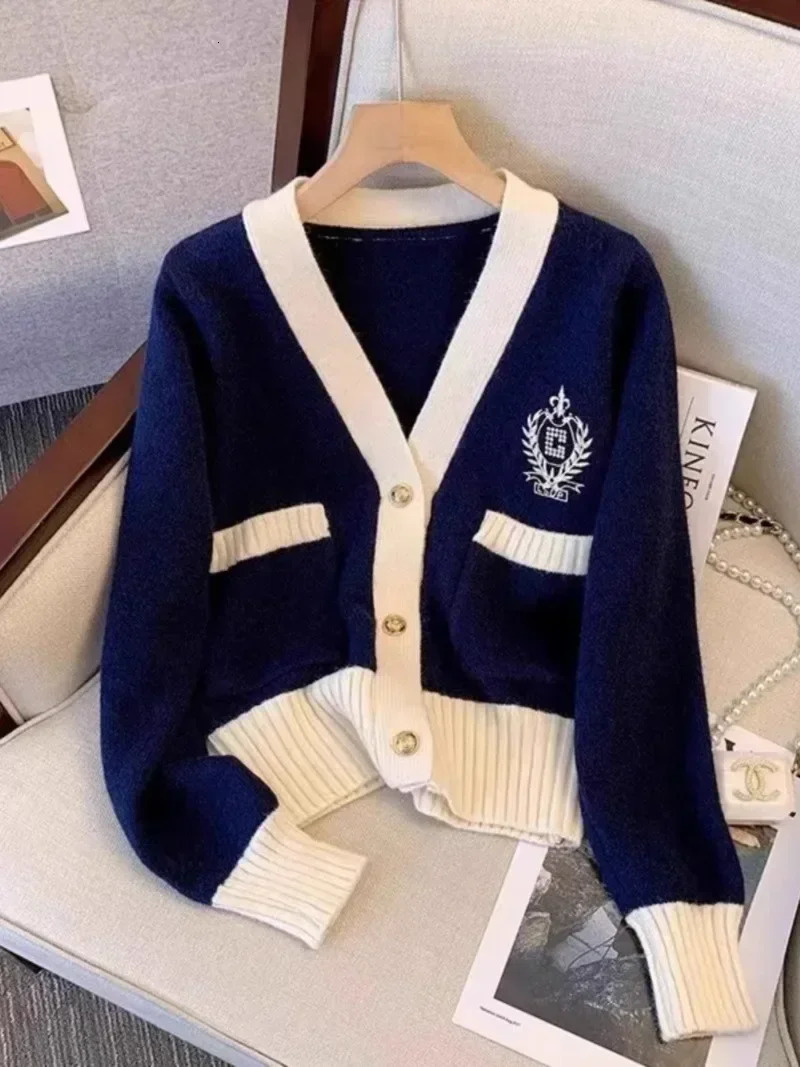 Classics Fashion Badge Vneck Short Jacket Slim Fit Knitted Cardigan Office Lady Streetwear Sweater Coat Autumn Long Sleeve 250819