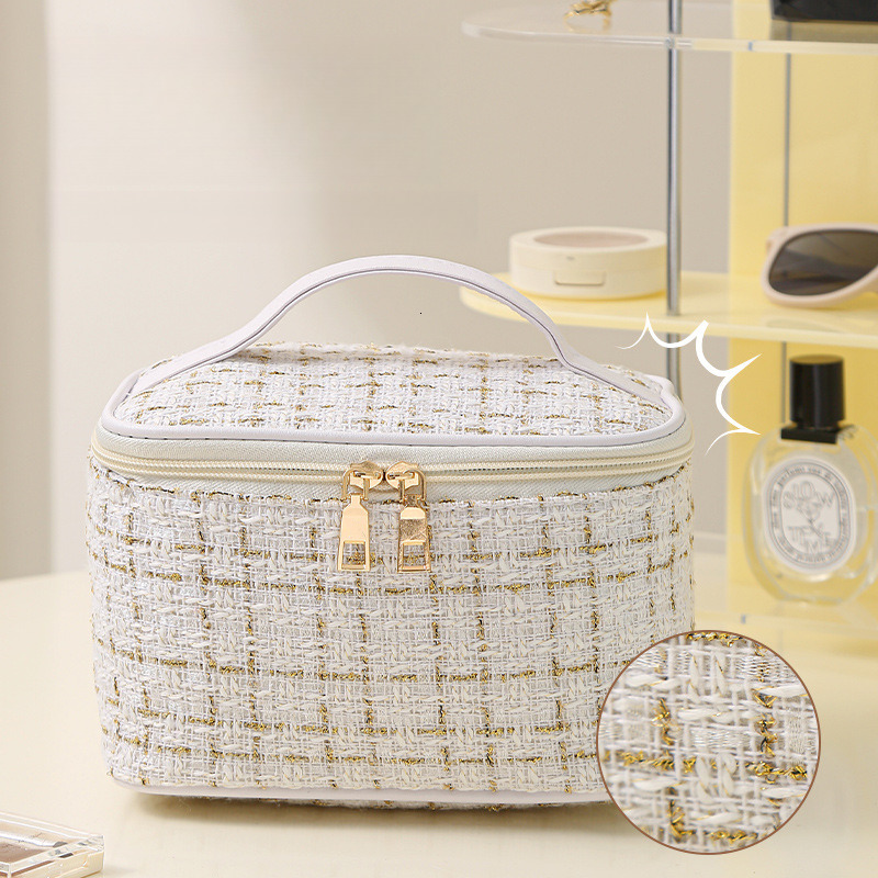 Free Shipping Designer Large Capacity Makeup Bag Travel Portable Small Fragrance Bag Storage Bag Fashionable And Casual Handheld Toiletry Bag