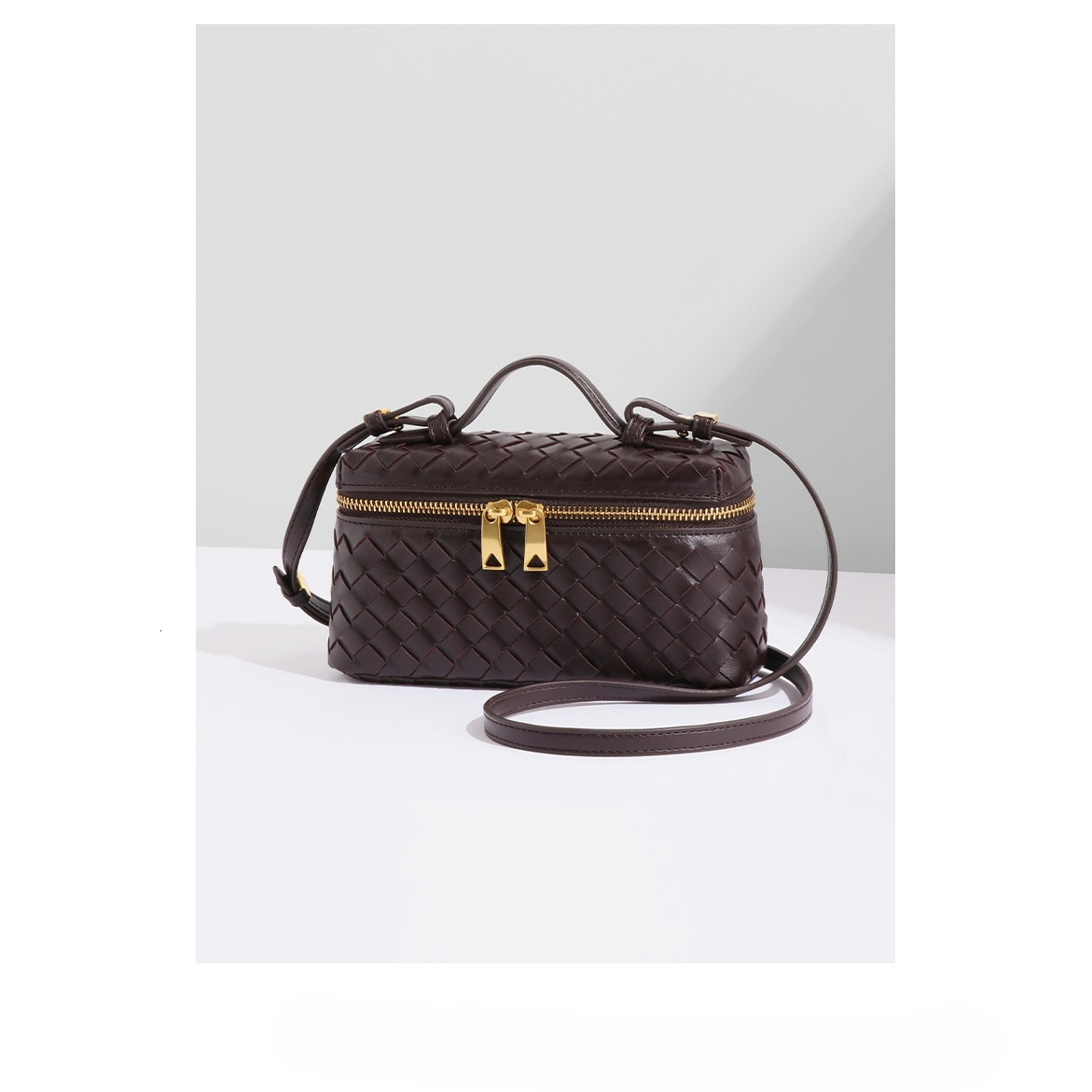 2025 New Women's Designer Handbag High Quality Fashion One Shoulder Handheld Cross Border Lunch Box Bag Outdoor Vacation Bag Wallet Banquet Bag