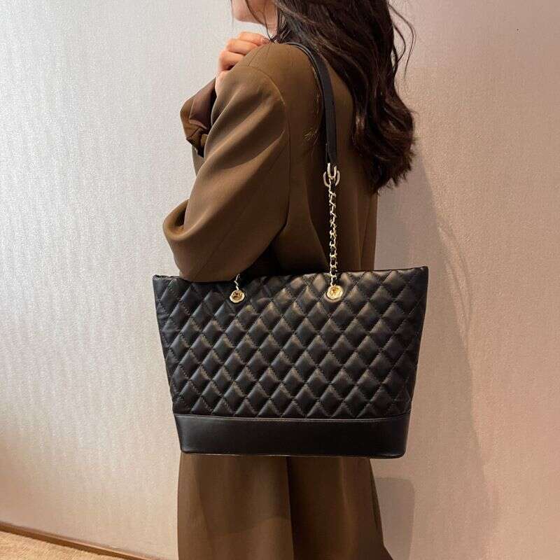 Textured Women's Large Capacity 2023 New Fashion Niche Lingge Chain Simple One Shoulder Crossbody Bag