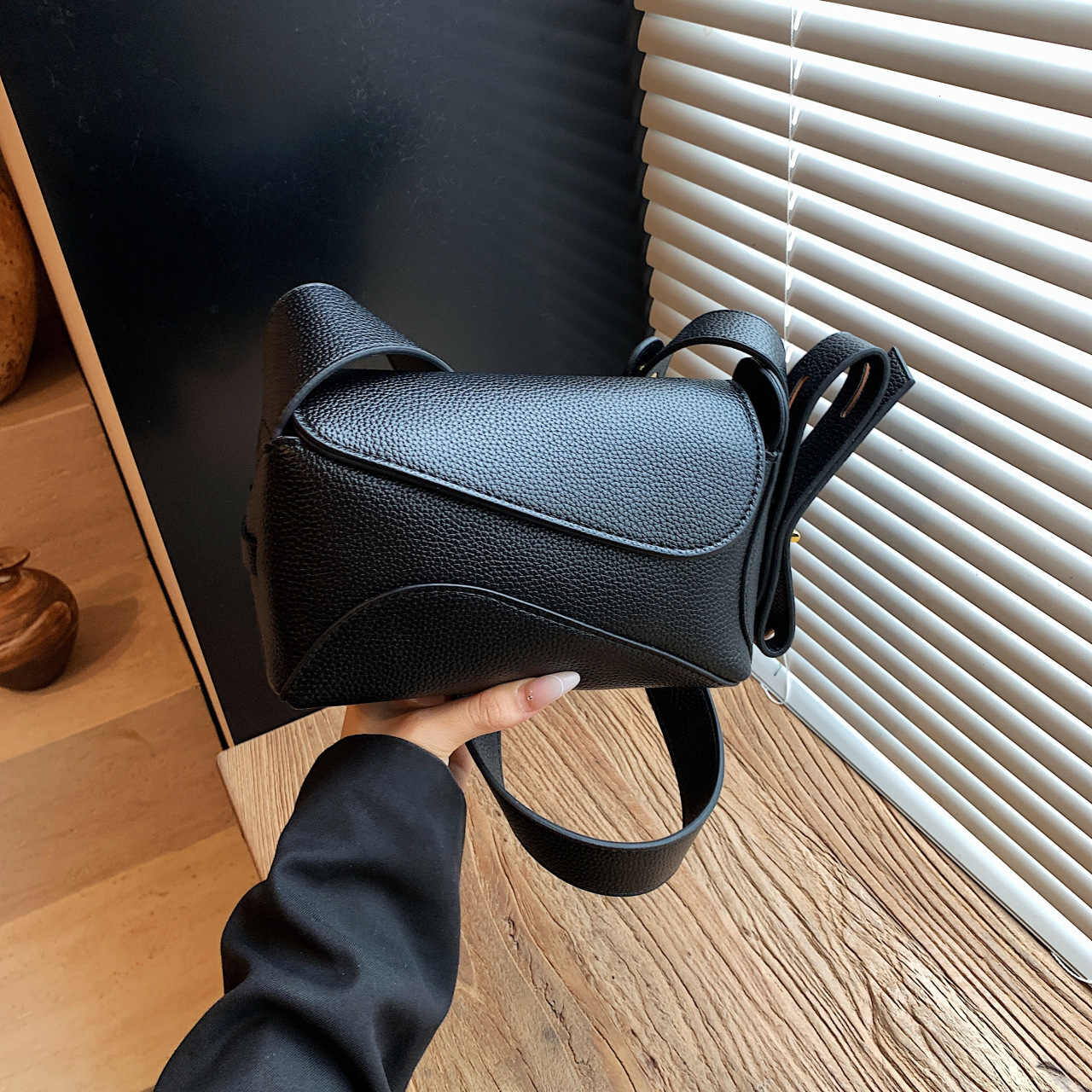 Free Shipping Designer Versatile Fashion Women's Shoulder Bag New Urban Minimalist Armpit Bag Large Capacity Casual Commuting Tote Bag Mobile Pho