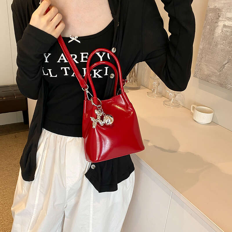 Korean INS Fashion Handheld Bucket for Women 2025 Summer Trend Simple New Single Shoulder Versatile Underarm Bag