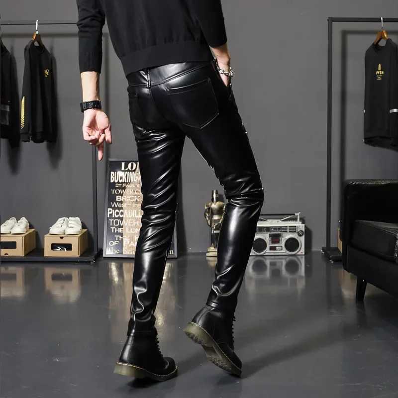 2024 New Winter Spring Mens Skinny Biker Leather Pants Fashion Faux Leather Motorcycle Trousers for Men Stage Club Wear W250819