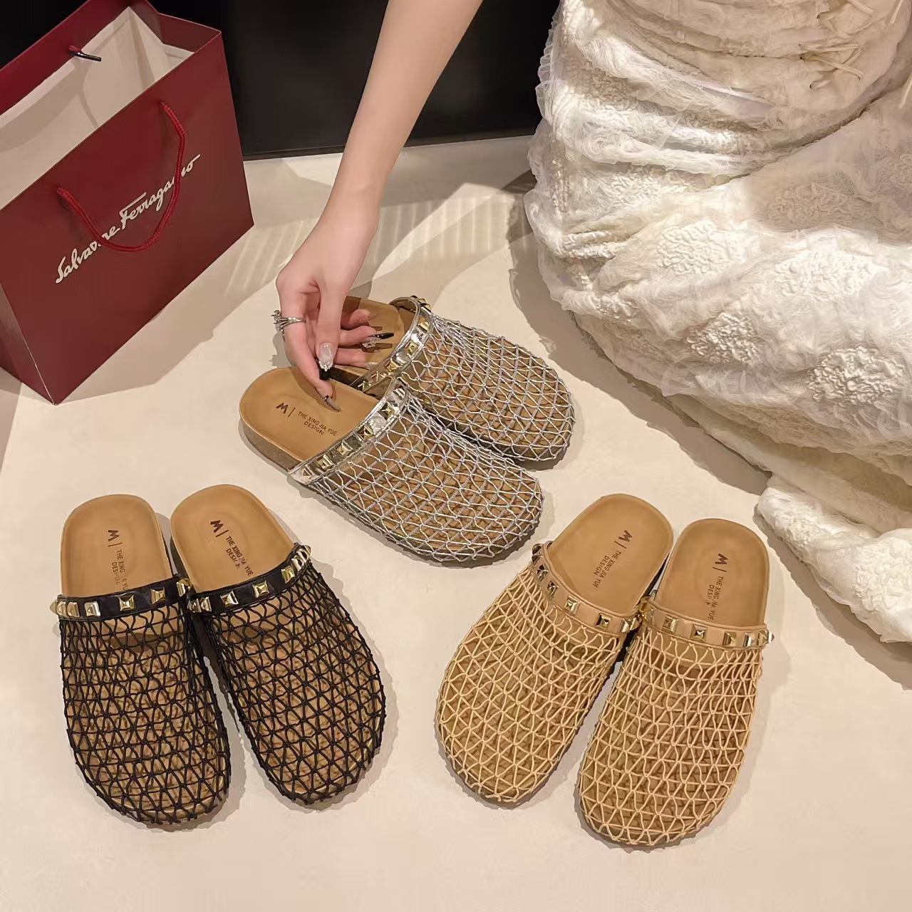 Hollow sandals Designer Clogs Sandals Clog Slippers Cork Flat High Quality Fashion Summer Genuine Leather Slide Favourite Beach Casual Shoes