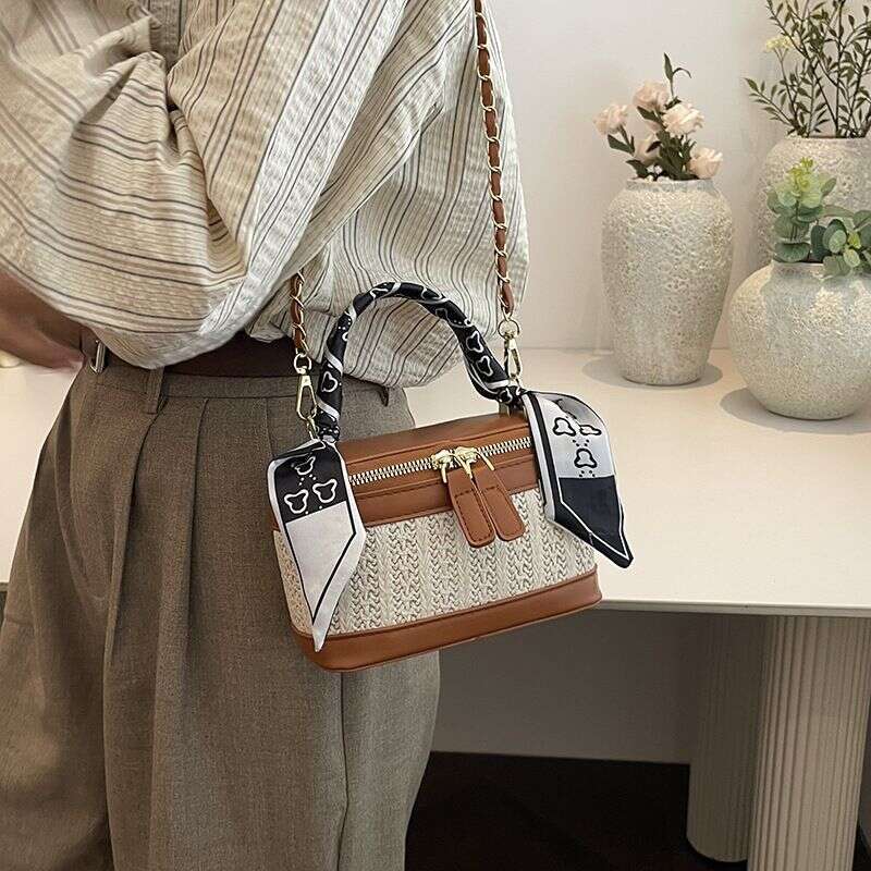 2024 New Grass Woven for Women's Niche Design Chain Crossbody Summer Feel Handheld Bucket Bag