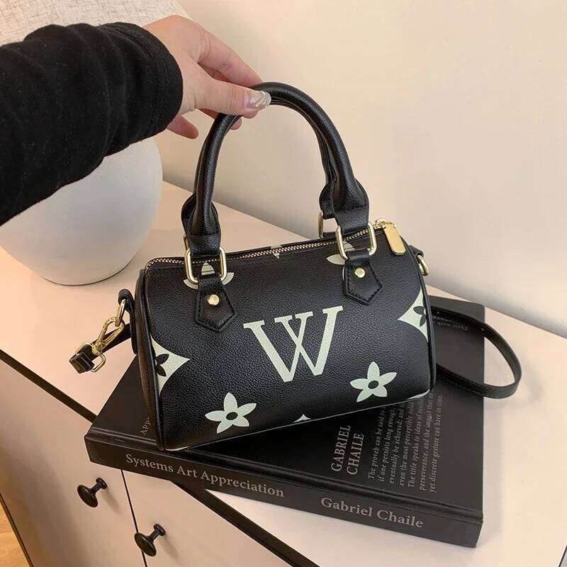 Designer Luxury Retro Modern Messenger Purse Elegant Crossbody Bag With Solid Color Design And Paris Inspired Minimalist Leather Construction