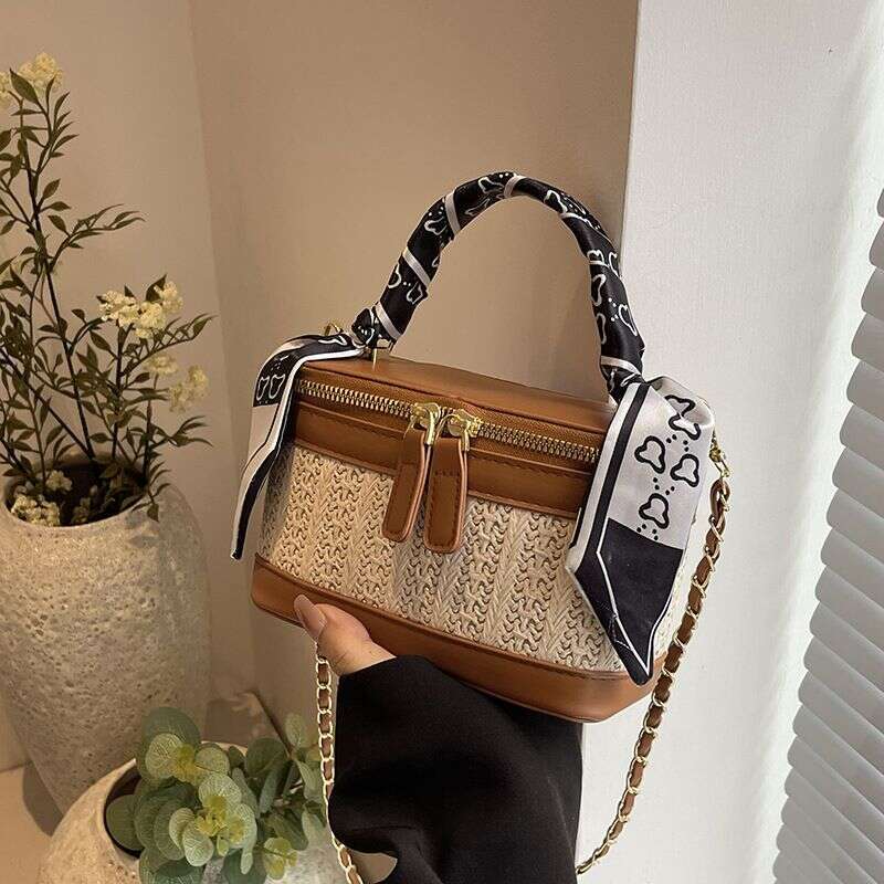 2024 New Grass Woven for Women's Niche Design Chain Crossbody Summer Feel Handheld Bucket Bag