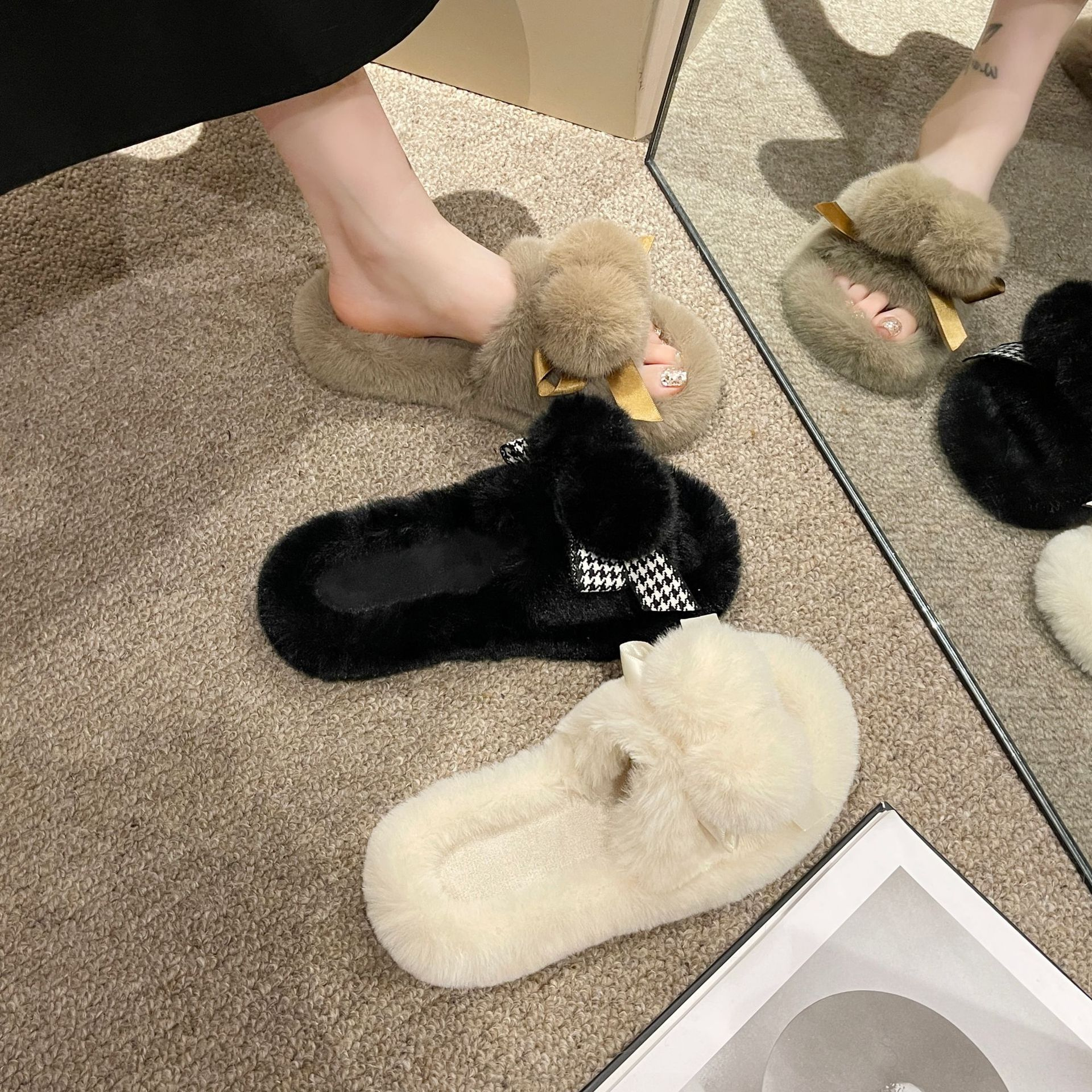 hot Free delivery designer Women cotton mop Minimally designed woolen slippers with a flat bottom for comfortable use on the outside