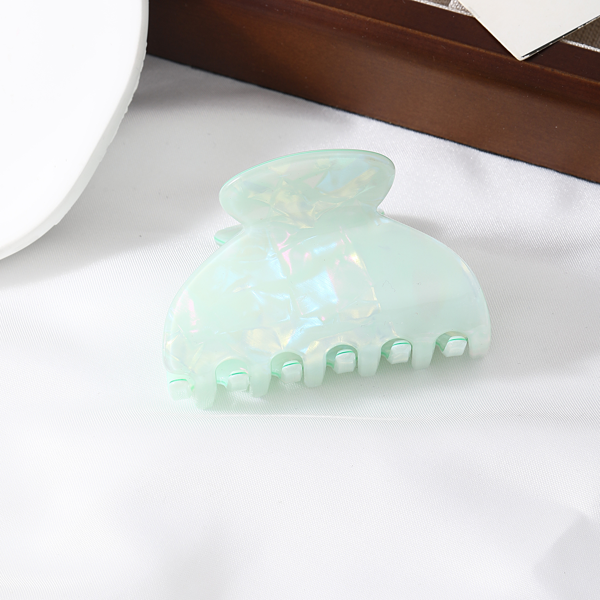 French-style shading medium-sized hairpin with a gentle grip and a fresh, sweet appearance - a shark-shaped hairpin.