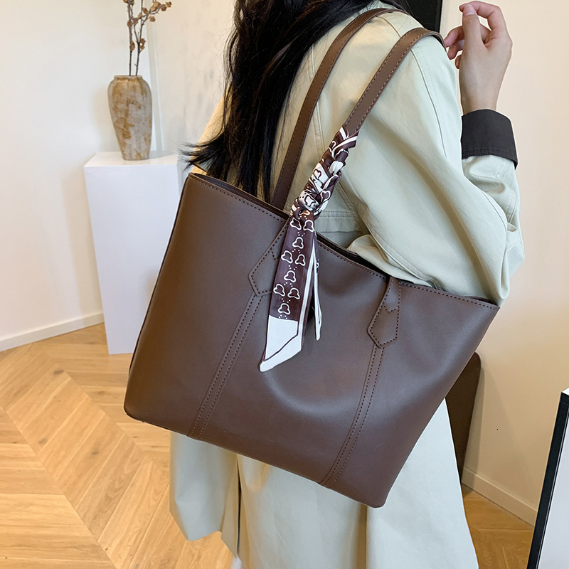 Free shipping designer 2025 Niche Crossbody Bag Fashion Versatile Simple Large Capacity Tote Bag Bucket Bag Trendy Women Shoulder Bag
