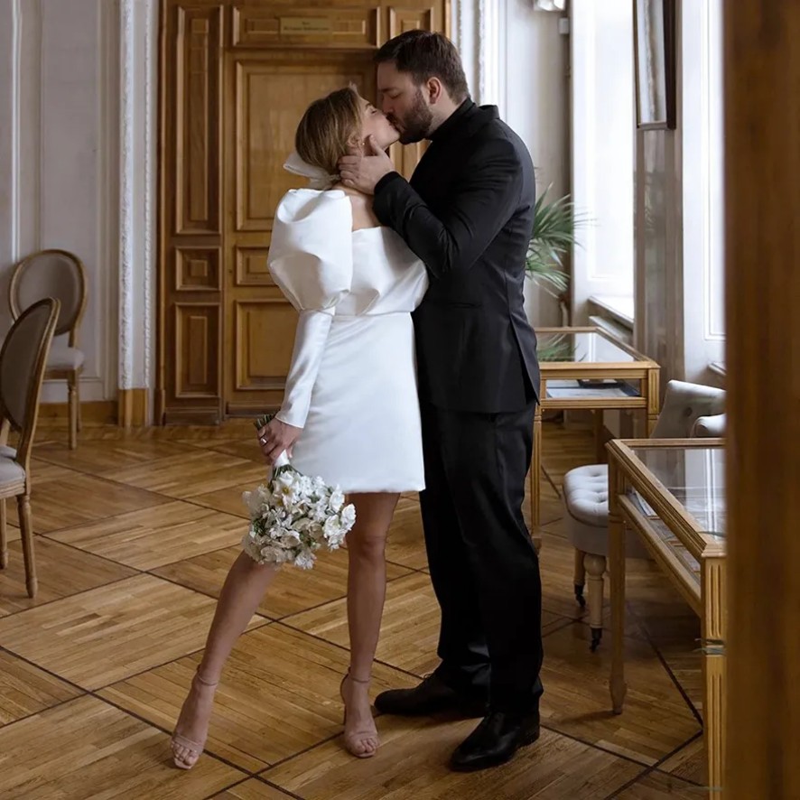 DREAM Customized Long Bubble Sleeves Satin Micro Wedding Dress Simple Square Neck Above Knee Mini Length Retro Bridal Gowns 2025