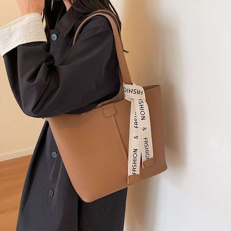 2023 New Multi-compartment Portable Tote Bag Women's Large-capacity Class Commuting niche design high-end shoulder bag