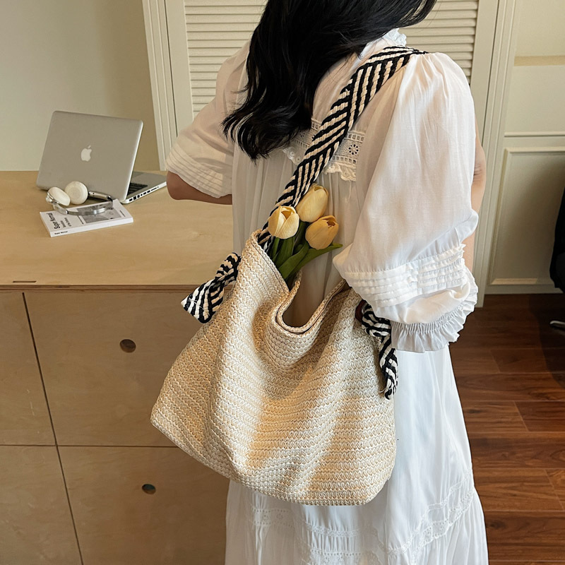 Free shipping designer Large Capacity Woven Bag 2025 New Style Straw Shoulder Bag Beach Vacation Stylish Underarm Bag Large Capacity Bucket Bag