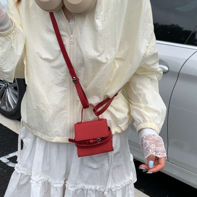 Korean Version Fashionable Versatile Crossbody for Women 2025 Summer Bags Niche Texture Cute Mini Shoulder Designer Earphone Bag