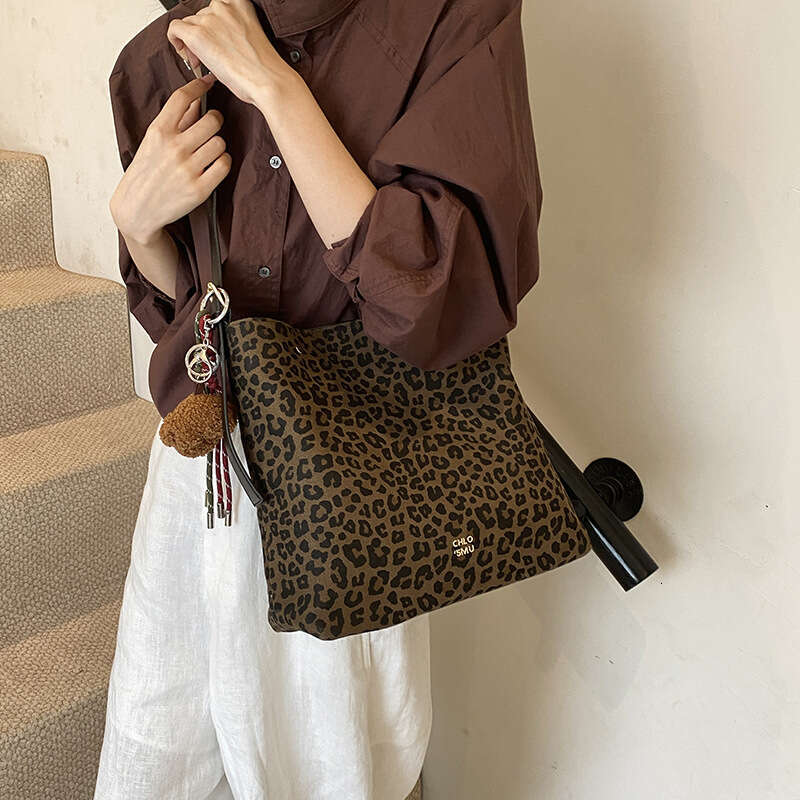 Autumn and Trendy Large Capacity for Women 2025 New Versatile Crossbody Commuter Shoulder Bucket Bag