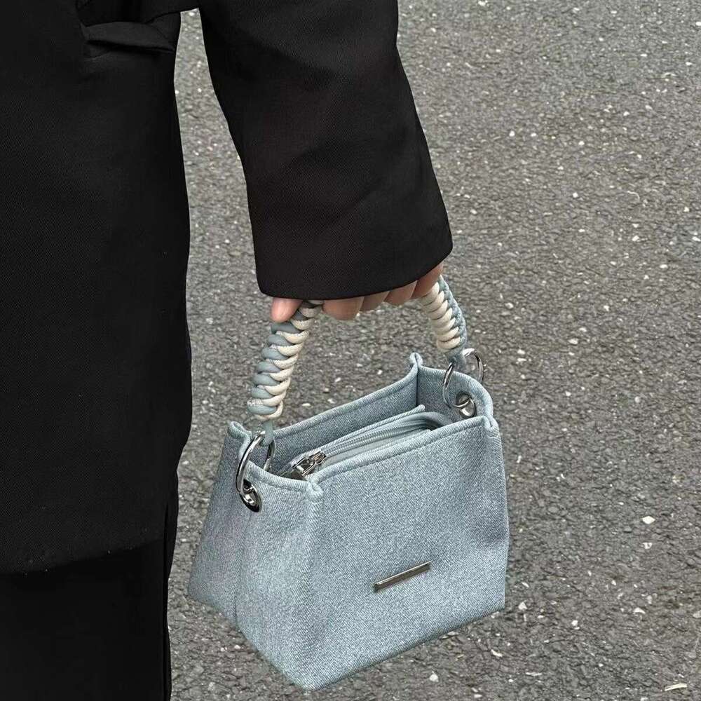 2024 new spring/summer canvas niche design, high-end sense, simple and versatile, water bucket chain, hand-held