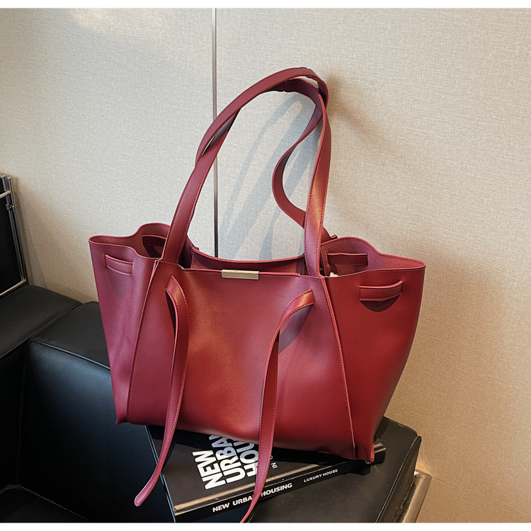 Free shipping designer 2025 New Commuter Bag Handbag Large Capacity Trendy Retro Niche Shoulder Bag Tote Bag