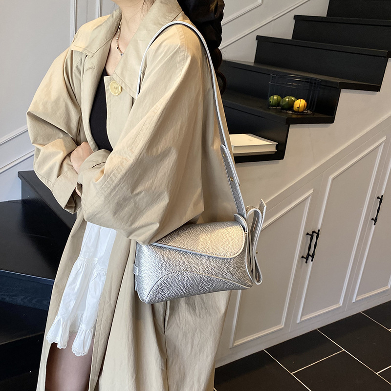 Free shipping designer Versatile Fashion Single Shoulder Bag 2025 New Women Bag Large Capacity Casual Simple Underarm Bag Commuter Bag Crossbody Tote 